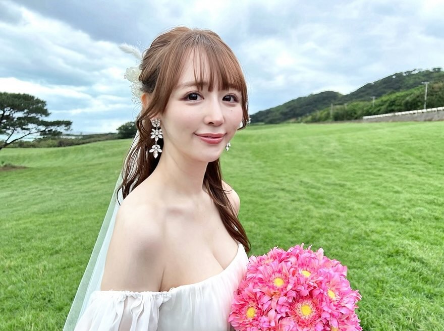 36歲女星宣布閃婚！婚紗照曝光「老公是圈外人」　大談姐弟戀「交往1個月」認定彼此❤️
