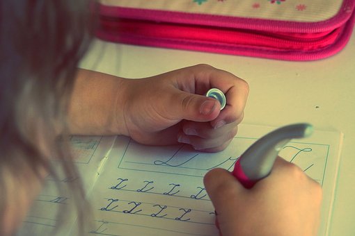 小學女兒「寫作業找錯字」題目超難　媽媽看超久「一個都找不出來」崩潰抱頭：拜託幫幫我