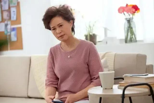 替兩兒免費買房！婆婆納悶長子薪水高「媳婦卻頻喊沒錢」　「撞見表姊」默默把房轉到二媳名下