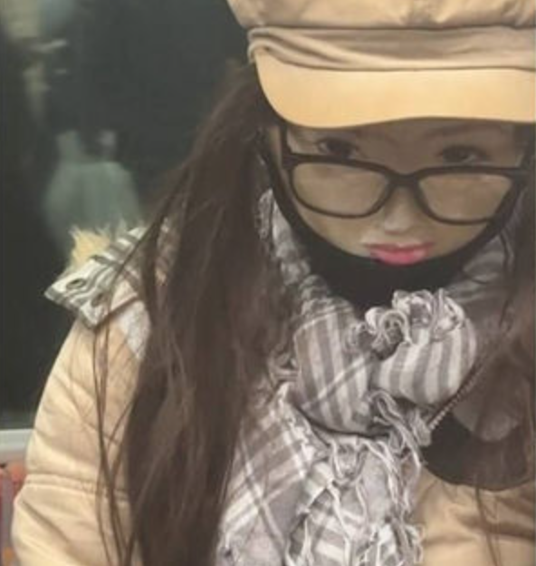 對方突然看鏡頭！他搭地鐵「驚見歪頭邪笑女」　知情人嘆「他其實是大叔」曝心碎內幕