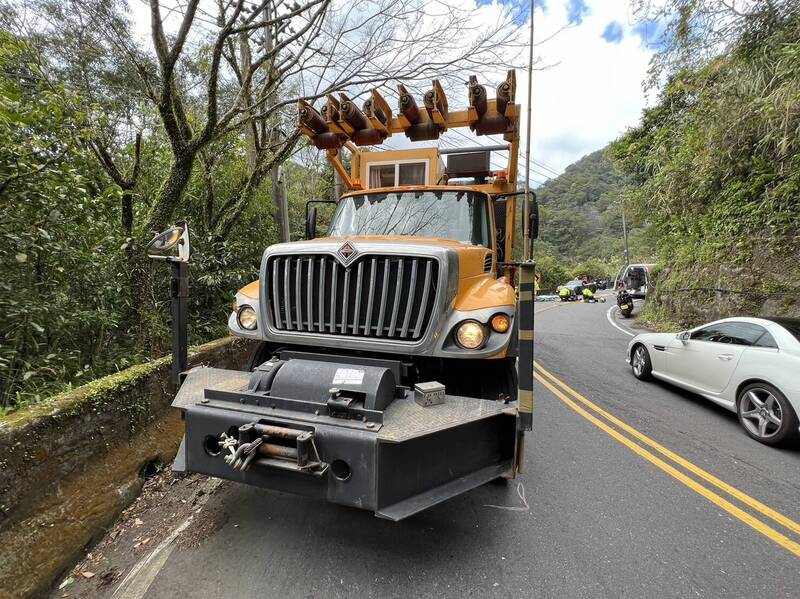 少年北宜跑山！過彎打滑「連人帶車衝到對面」遭工程車撞擊　「搶救宣告不治」母聞噩耗哭癱