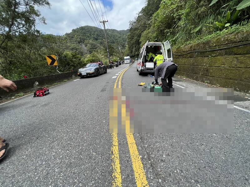 少年北宜跑山！過彎打滑「連人帶車衝到對面」遭工程車撞擊　「搶救宣告不治」母聞噩耗哭癱
