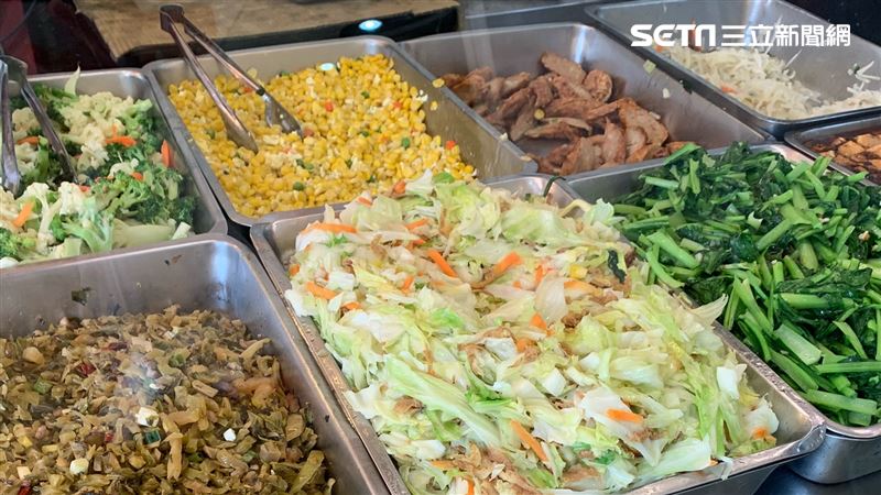 台北物價！他吃自助餐「雙主菜+4配菜只要100元」　大方「曝光店家地點」網友狂朝聖