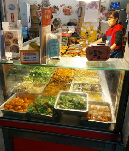台北物價！他吃自助餐「雙主菜+4配菜只要100元」　大方「曝光店家地點」網友狂朝聖