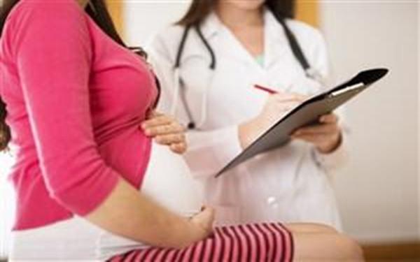 鄉下來的婆婆每天要求懷孕兒媳「吃柳橙」！直到生產那天「看到寶寶後」，兒媳哭了