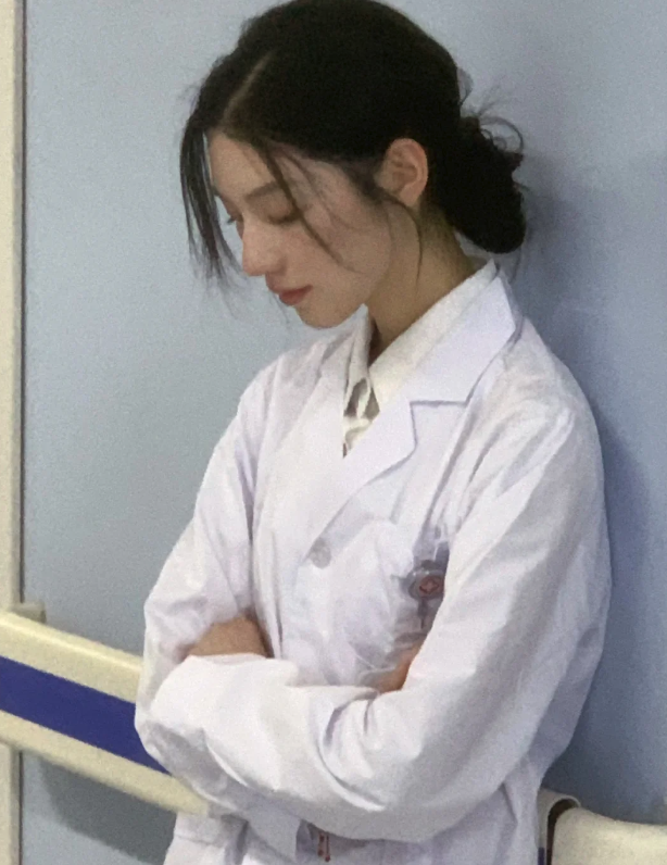 不怕去醫院了！走廊裡驚見「清冷美女醫生」顏值爆表　低下頭「絕美側臉線條」真實身份曝光