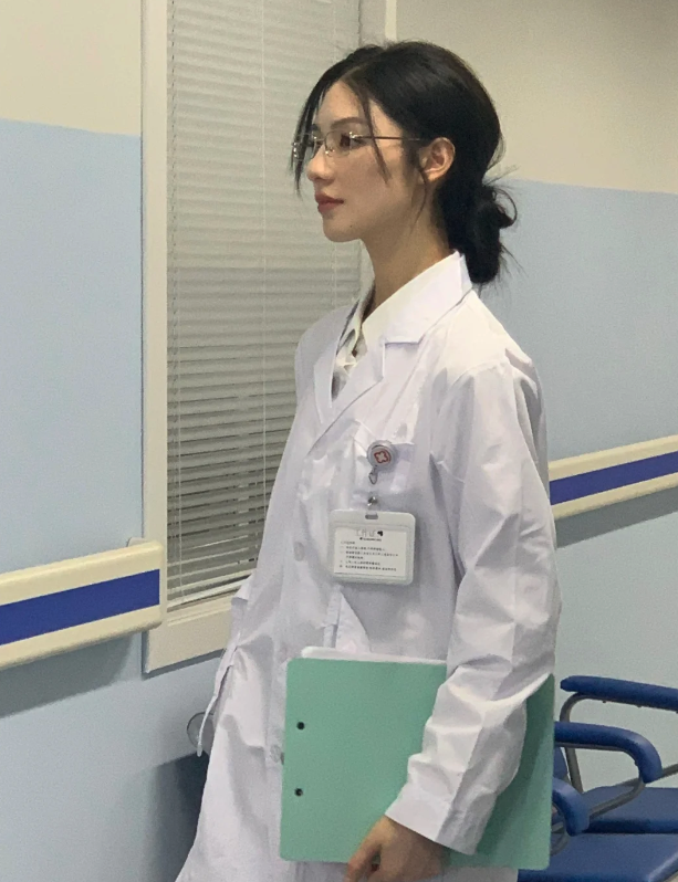 不怕去醫院了！走廊裡驚見「清冷美女醫生」顏值爆表　低下頭「絕美側臉線條」真實身份曝光