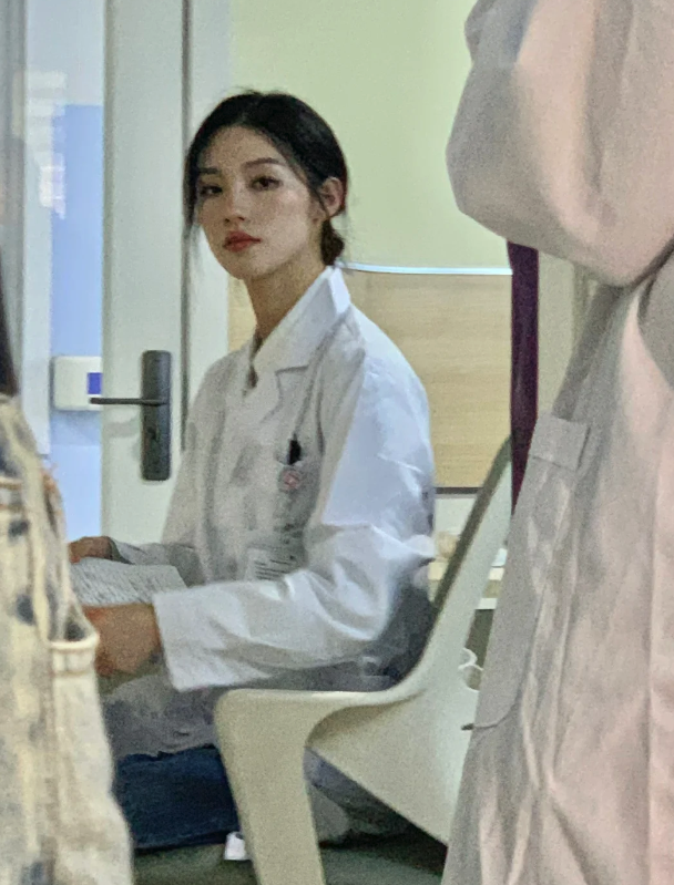 不怕去醫院了！走廊裡驚見「清冷美女醫生」顏值爆表　低下頭「絕美側臉線條」真實身份曝光