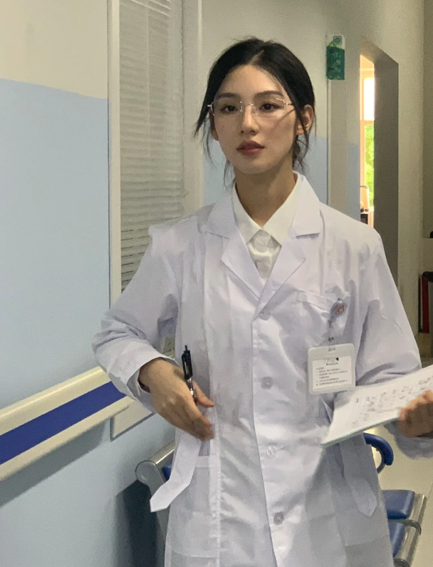 不怕去醫院了！走廊裡驚見「清冷美女醫生」顏值爆表　低下頭「絕美側臉線條」真實身份曝光