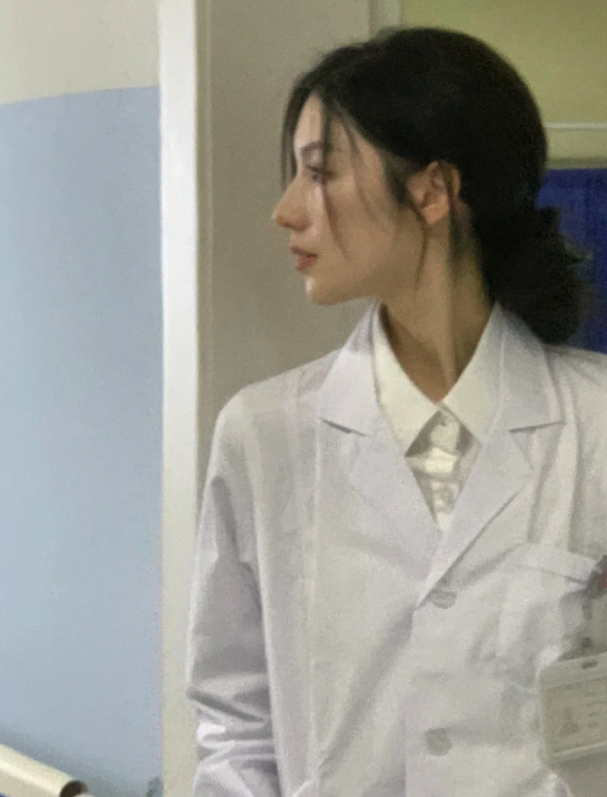 不怕去醫院了！走廊裡驚見「清冷美女醫生」顏值爆表　低下頭「絕美側臉線條」真實身份曝光