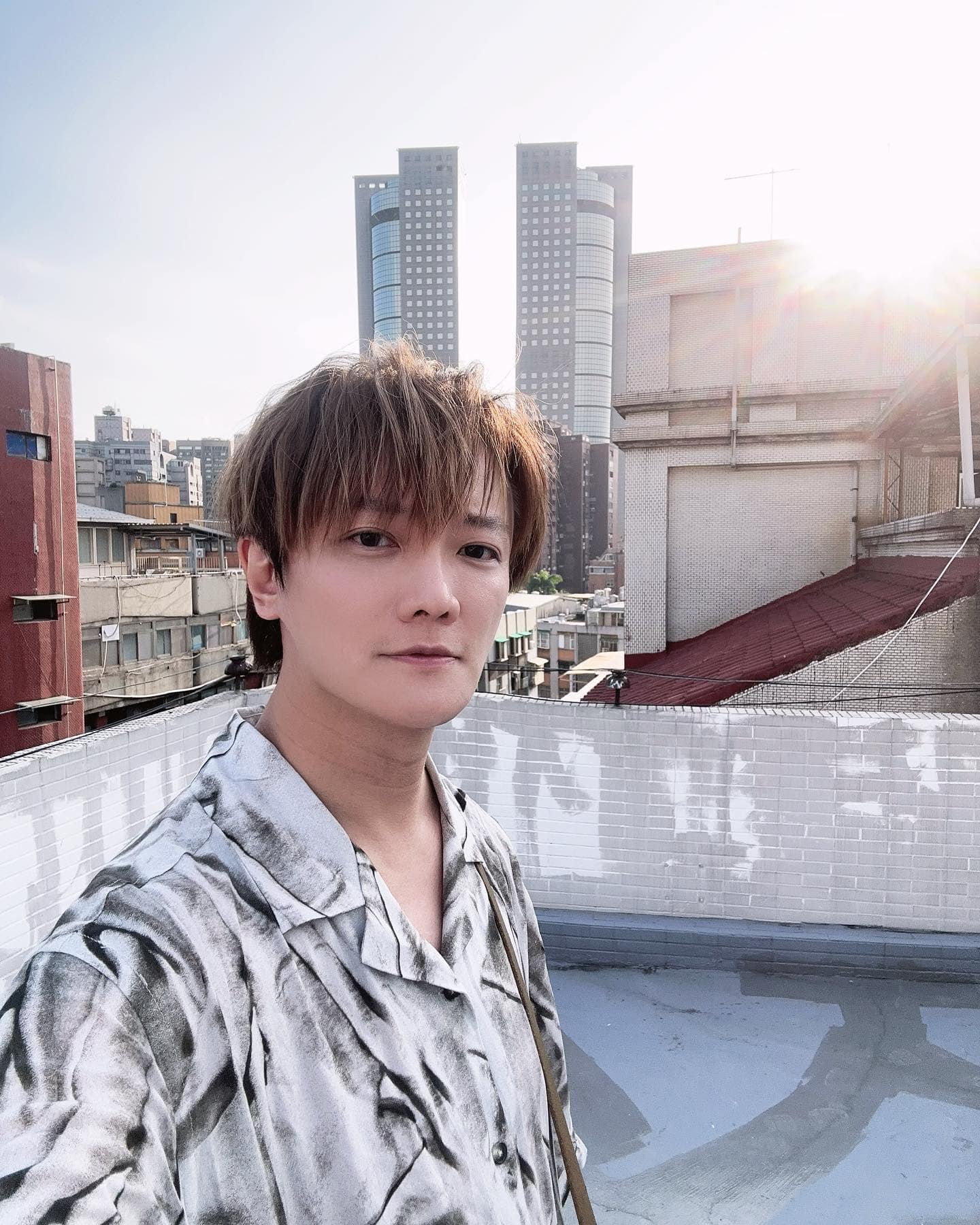 突拋震撼彈！43歲男星「宣布恢單」結束20年合作　公開「兩大新年喜訊」嗨喊：全新起點