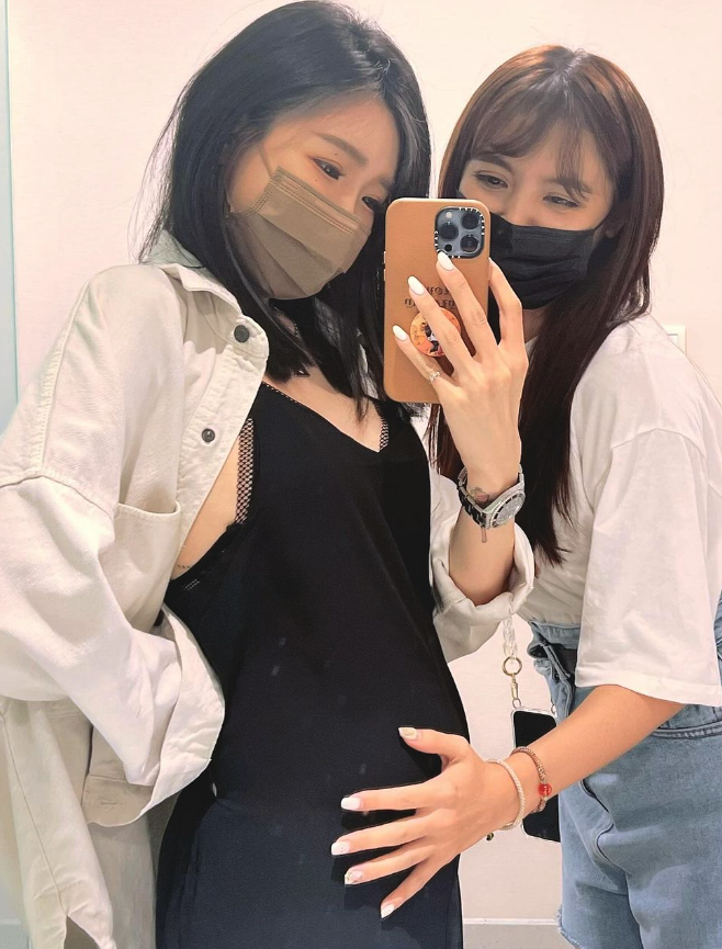 才離婚2個月！49歲男星前妻「突曬小腹隆起照」喜訊曝光　感性喊話：「終於可以公開了」