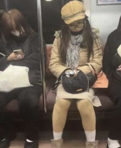 對方突然看鏡頭！他搭地鐵「驚見歪頭邪笑女」　知情人嘆「他其實是大叔」曝心碎內幕