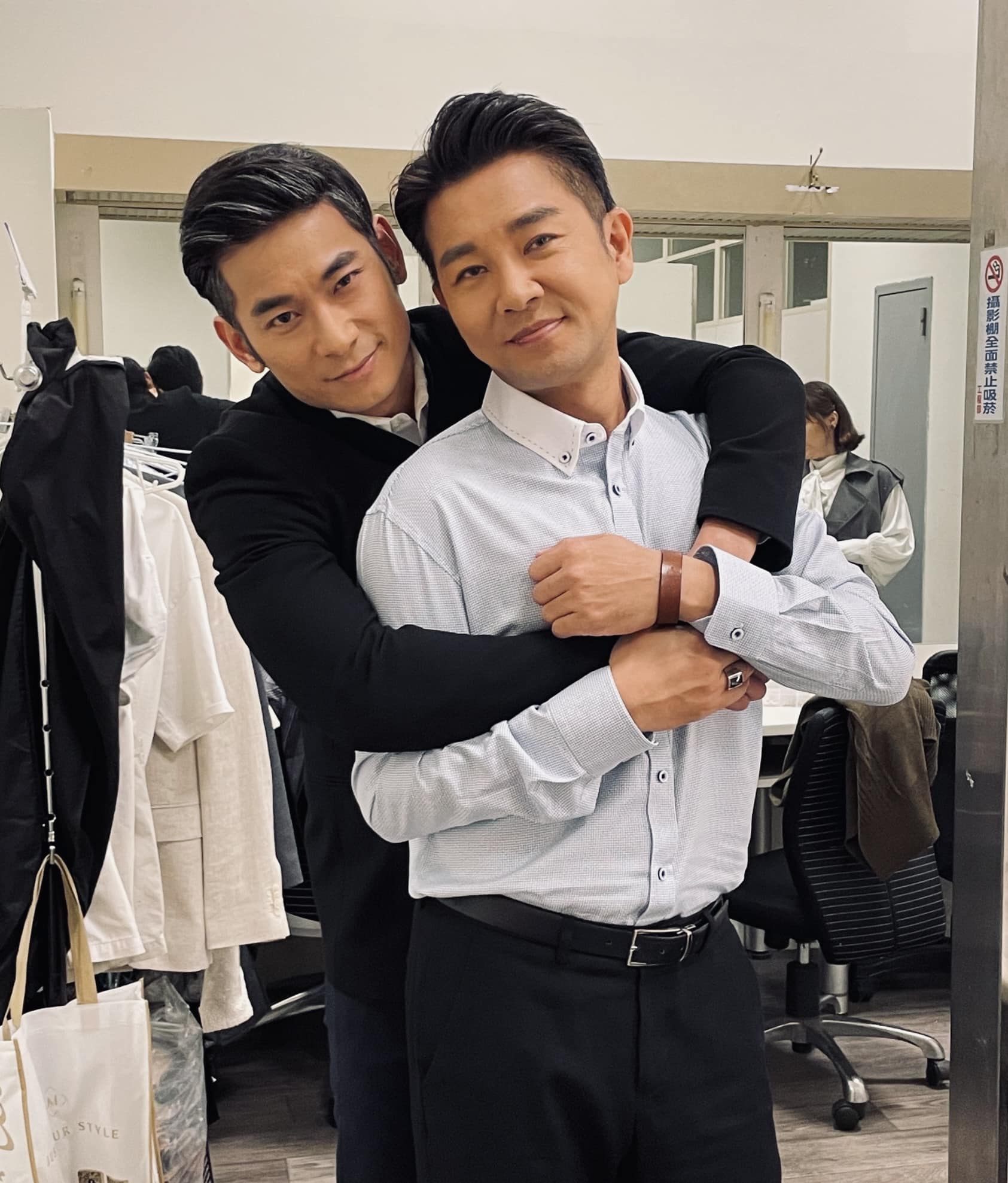 無預警曬親密照！本土劇一哥「甜蜜公開另一半」直呼不好說　身份曝光「男星貼環抱照」大方回應了