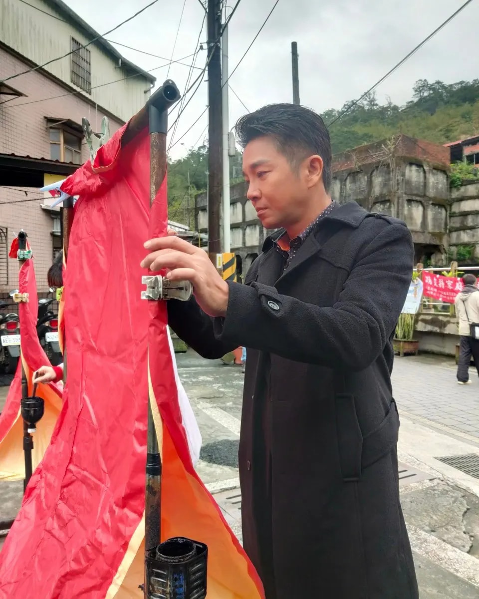 無預警曬親密照！本土劇一哥「甜蜜公開另一半」直呼不好說　身份曝光「男星貼環抱照」大方回應了