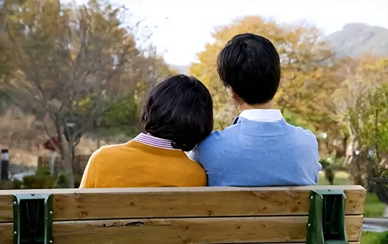 說好各照顧一個月！公公生病「不到半個月」弟媳就把他送來我家，公公「說一話」我和老公樂開了花 