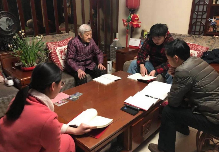 說好各照顧一個月！公公生病「不到半個月」弟媳就把他送來我家，公公「說一話」我和老公樂開了花 