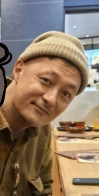 街頭偶遇白鬍子阿伯！他驚「竟是42歲大咖男神」　零修圖近照曝光「顏值大翻車」網嚇：以為62歲