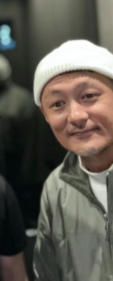 街頭偶遇白鬍子阿伯！他驚「竟是42歲大咖男神」　零修圖近照曝光「顏值大翻車」網嚇：以為62歲