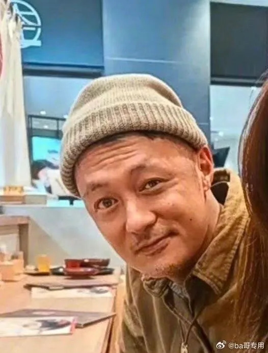 街頭偶遇白鬍子阿伯！他驚「竟是42歲大咖男神」　零修圖近照曝光「顏值大翻車」網嚇：以為62歲