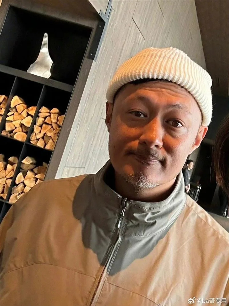 街頭偶遇白鬍子阿伯！他驚「竟是42歲大咖男神」　零修圖近照曝光「顏值大翻車」網嚇：以為62歲