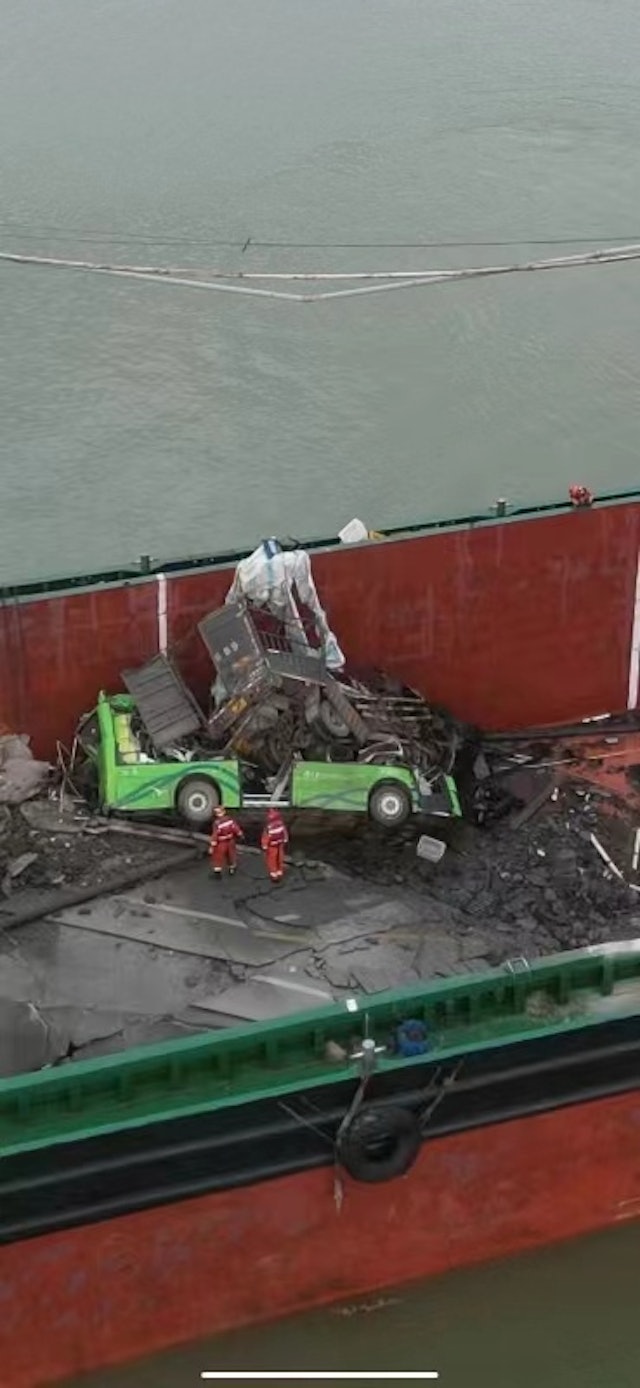 快訊／大橋驚傳「斷成2截」！遊覽車落水「目前死傷曝光」