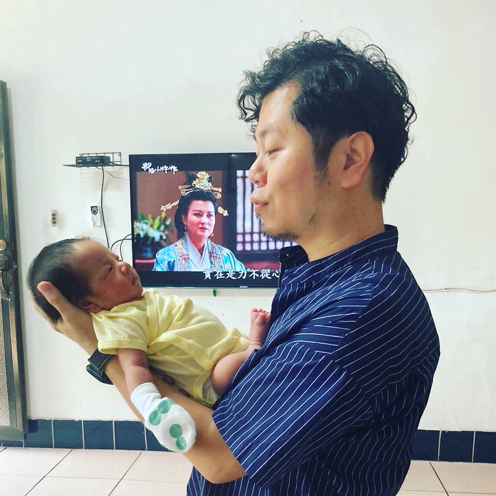 一年迎2寶！41歲雙金歌王「無預警宣布喜訊」直呼意外　苦笑「不要同時生兩個」：蠟燭兩頭燒