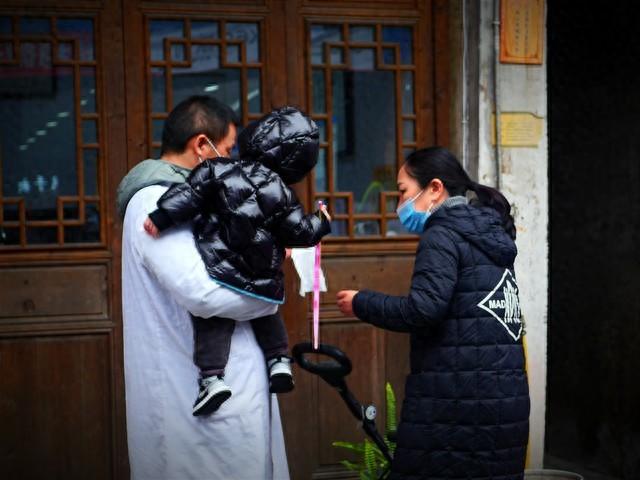 大年三十奶奶去世！父親卻起身鎖門說「年照常過」　二叔反對「罵他不孝順」一番解釋後：才諒解
