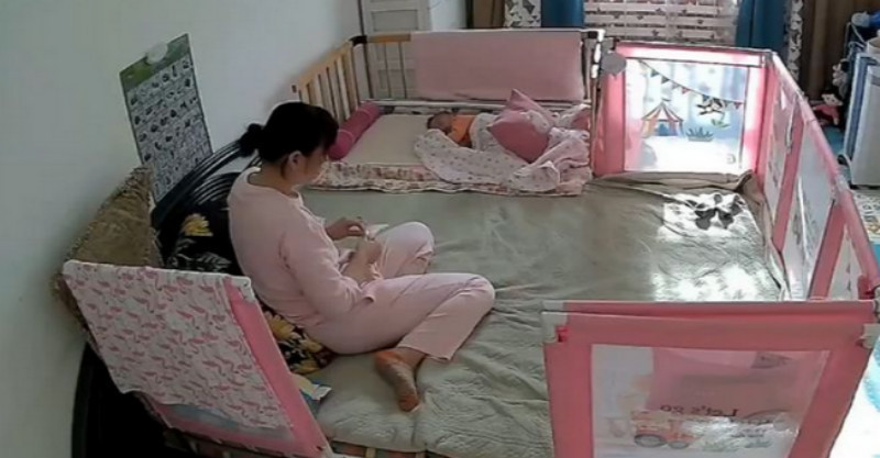 趁寶寶睡著！保姆手上「一直在擺弄什麼」　媽媽好奇「調出監視器畫面」看到後淚流滿面