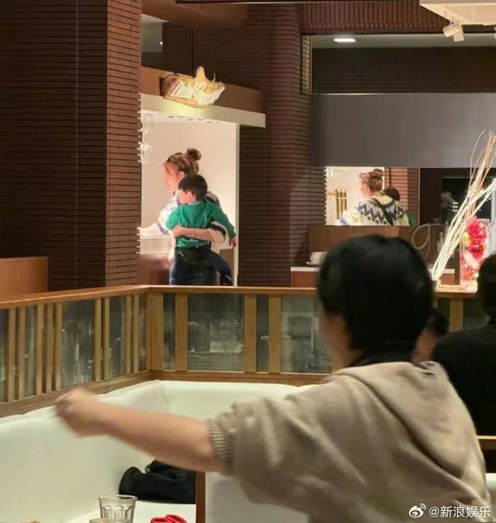 她吃飯巧遇「林志玲單手抱2歲兒」母愛爆棚　「一看圓嘟嘟側臉」狂誇：有夠可愛