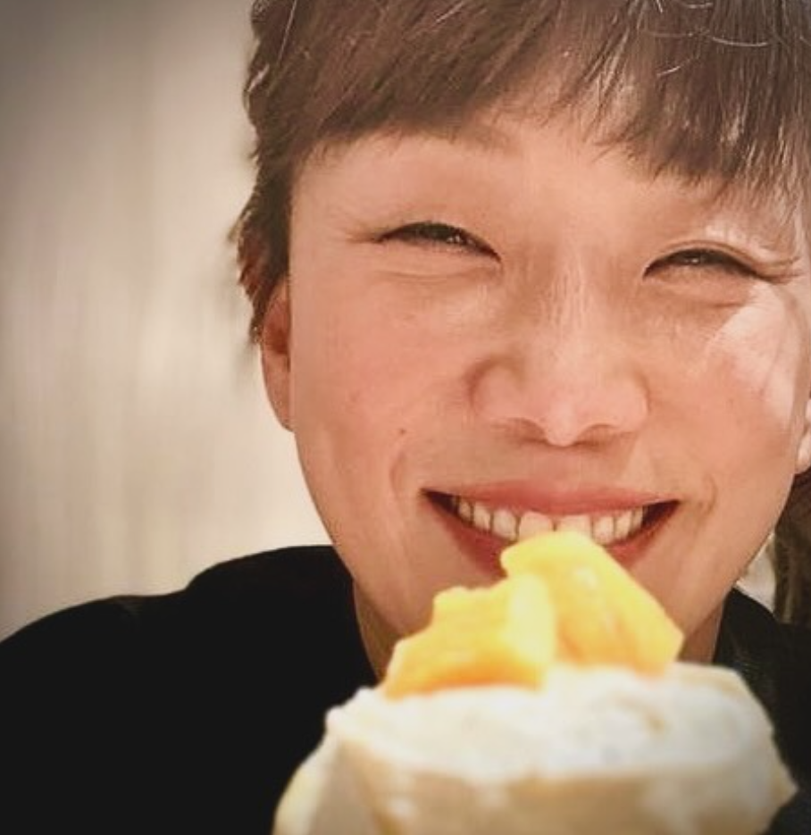 消失3年！大咖天后「路邊大嗑平民美食」被捕獲　57歲「近距離抓拍素顏照」網全認不出
