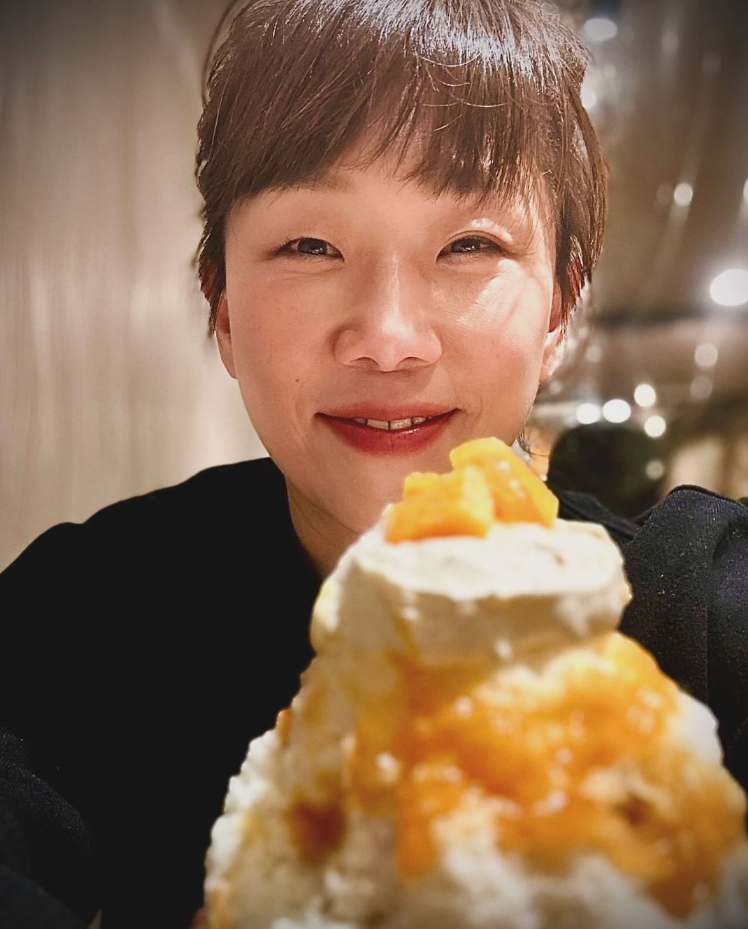 消失3年！大咖天后「路邊大嗑平民美食」被捕獲　57歲「近距離抓拍素顏照」網全認不出