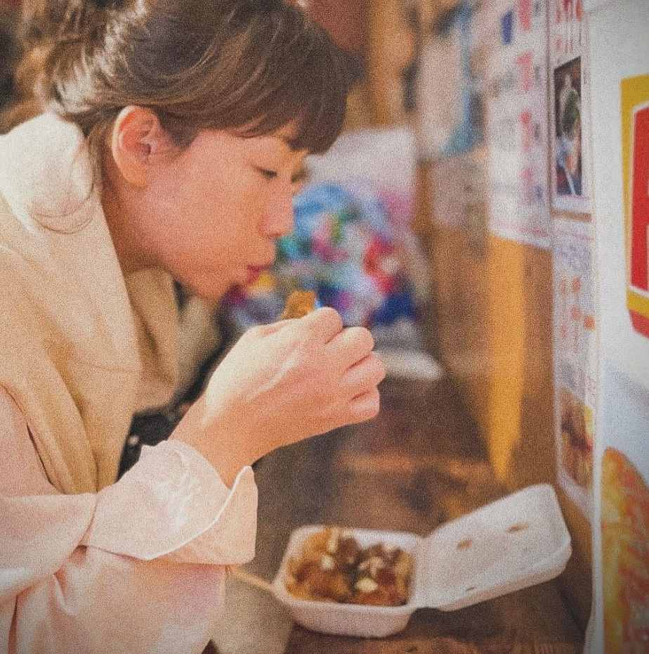 消失3年！大咖天后「路邊大嗑平民美食」被捕獲　57歲「近距離抓拍素顏照」網全認不出