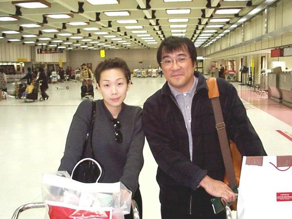 消失3年！大咖天后「路邊大嗑平民美食」被捕獲　57歲「近距離抓拍素顏照」網全認不出