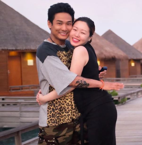 想要拚二胎！62歲歌壇天王「攜小24歲嫩妻」亮相　「不是公認美女」笑眼超吸睛