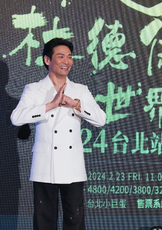 想要拚二胎！62歲歌壇天王「攜小24歲嫩妻」亮相　「不是公認美女」笑眼超吸睛