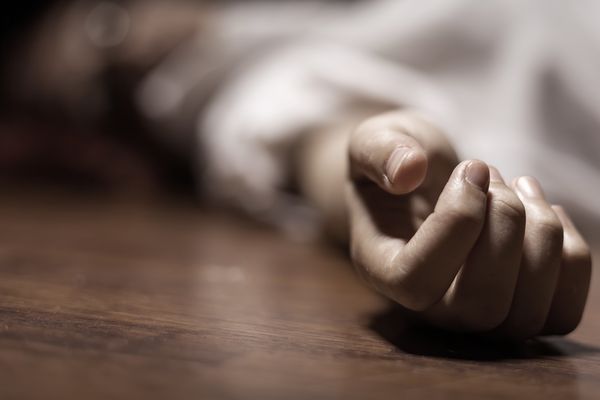 相約共赴黃泉！他中途反悔「目睹妻子痛苦身亡」　淚崩送別「幫擦遺體穿壽衣」：是我對不起妳....