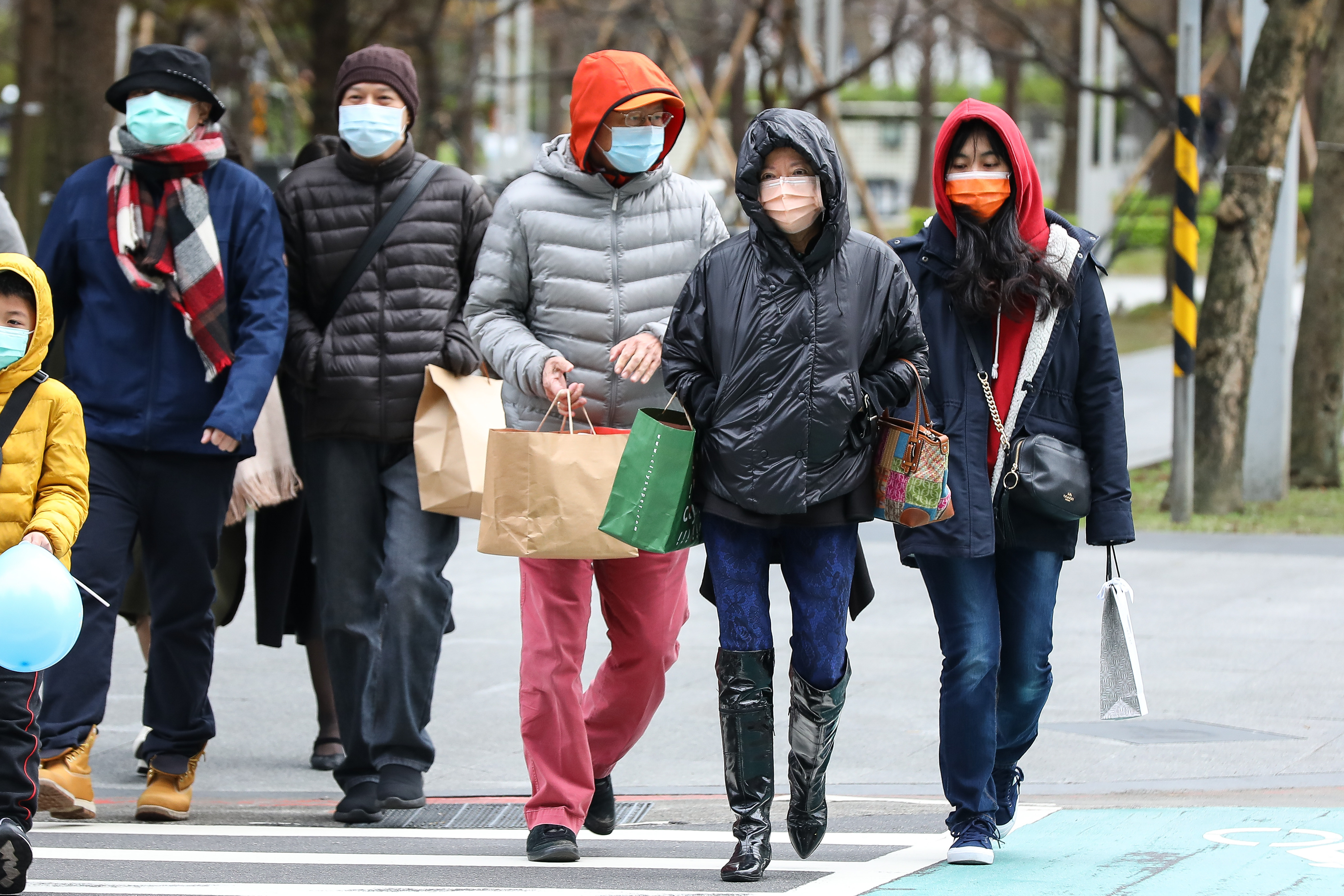 明急凍9度！強冷空氣「提早12小時到達」有感濕冷降溫　專家曝「下週最冷時間段」：記得帶傘