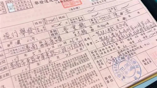 根本藝術品！他收到罰單「驚見絕美鋼筆字」心情超好　網翻出「開單員警真面目」人比字好看