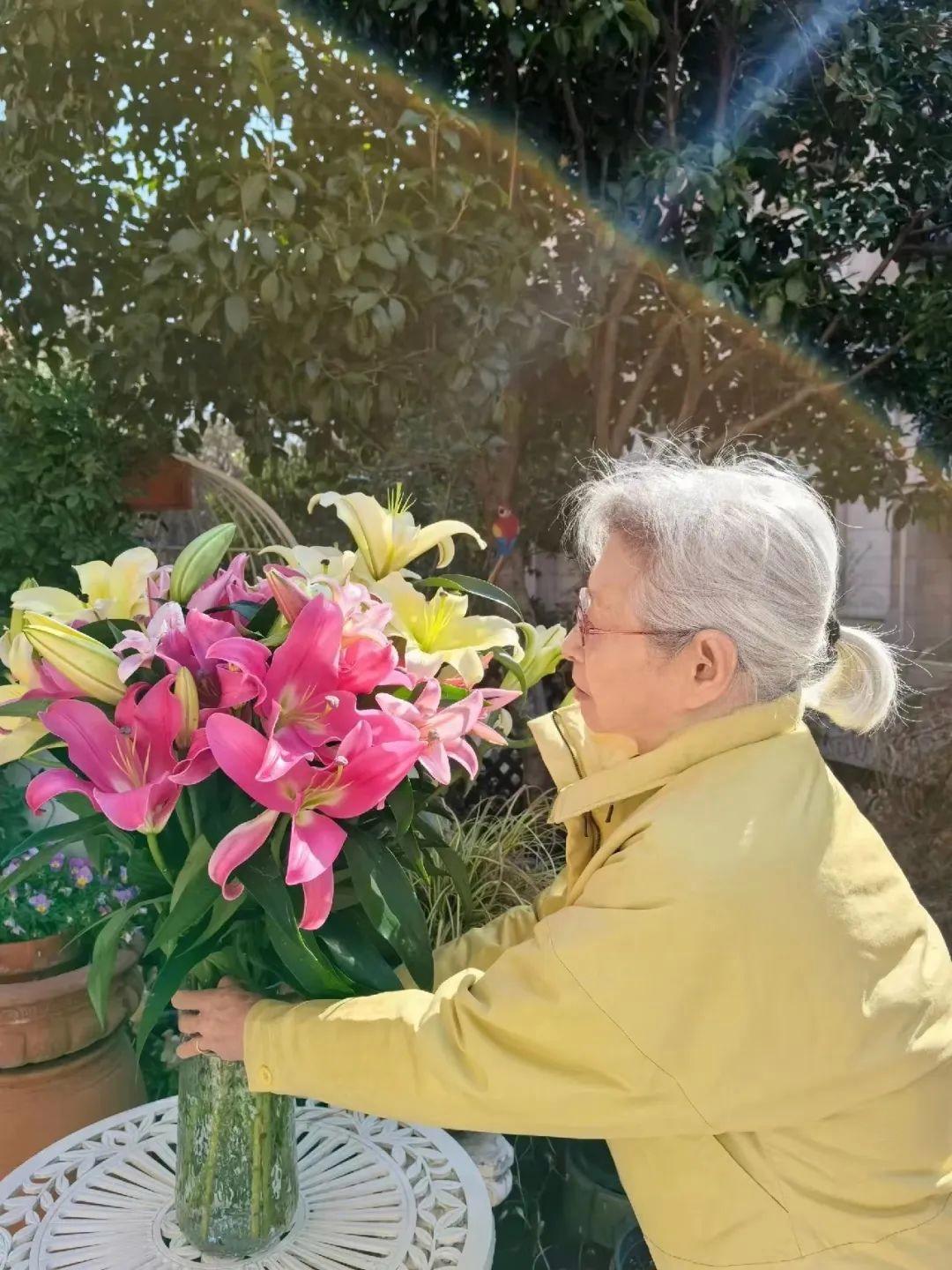 93歲外婆晚年生活！不勞煩兒女「養花為伴」悠閒自在　將獨居的日子過成詩：太讓人羨慕了