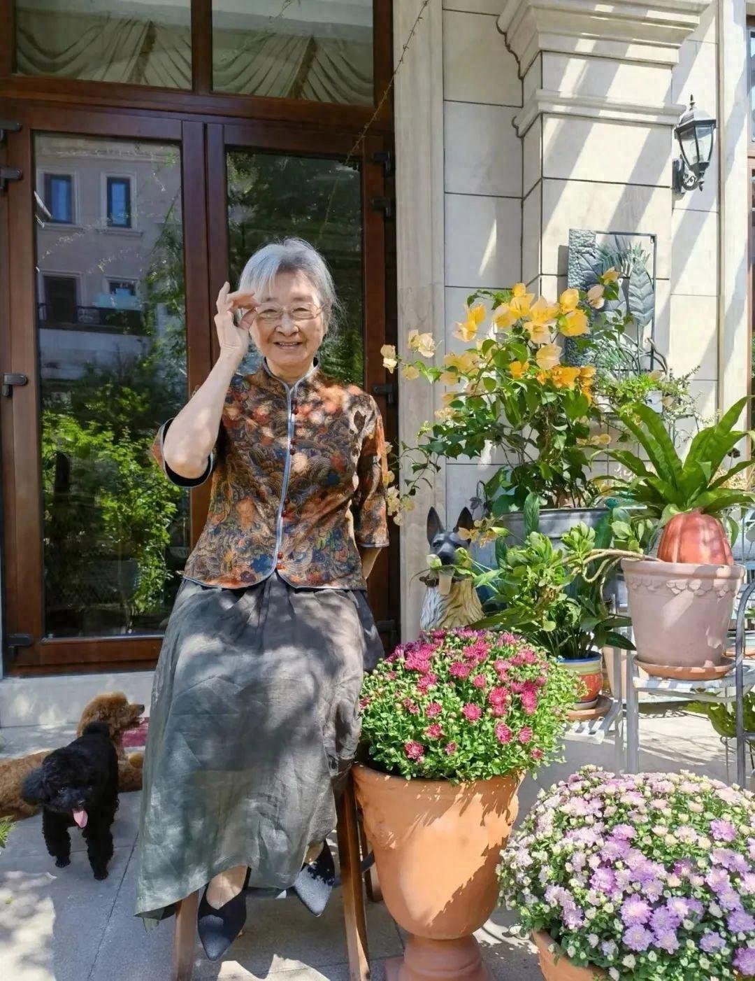 93歲外婆晚年生活！不勞煩兒女「養花為伴」悠閒自在　將獨居的日子過成詩：太讓人羨慕了