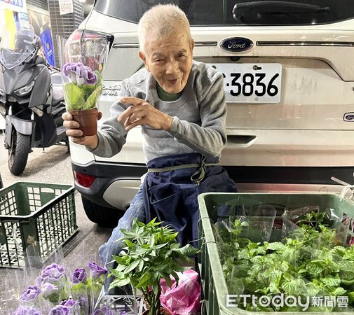 82歲盆栽爺爺淚謝網友暖捐10萬 完成對癱瘓妻「照顧到老」承諾