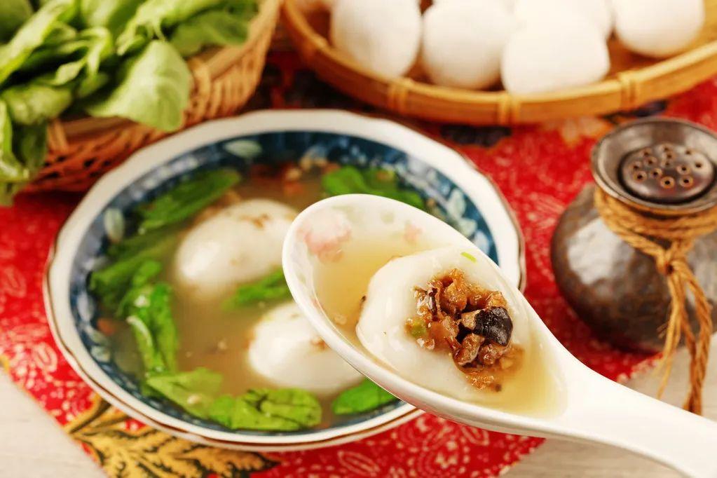 元宵節當晚！公公偷偷給我夾了「一個湯圓」　婆婆當場「把桌子掀了」：第二天報應來了