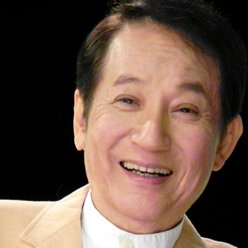79歲寶島歌王驚傳「路邊昏倒撞車」頸椎骨裂！緊急送醫「無法說話吞嚥」最新近況曝...