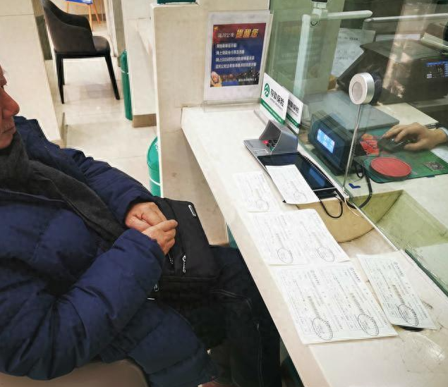 131萬存到忘記！阿公「放銀行定期20年」才想起　「利息金額曝光」驚呆全網：搞錯了吧