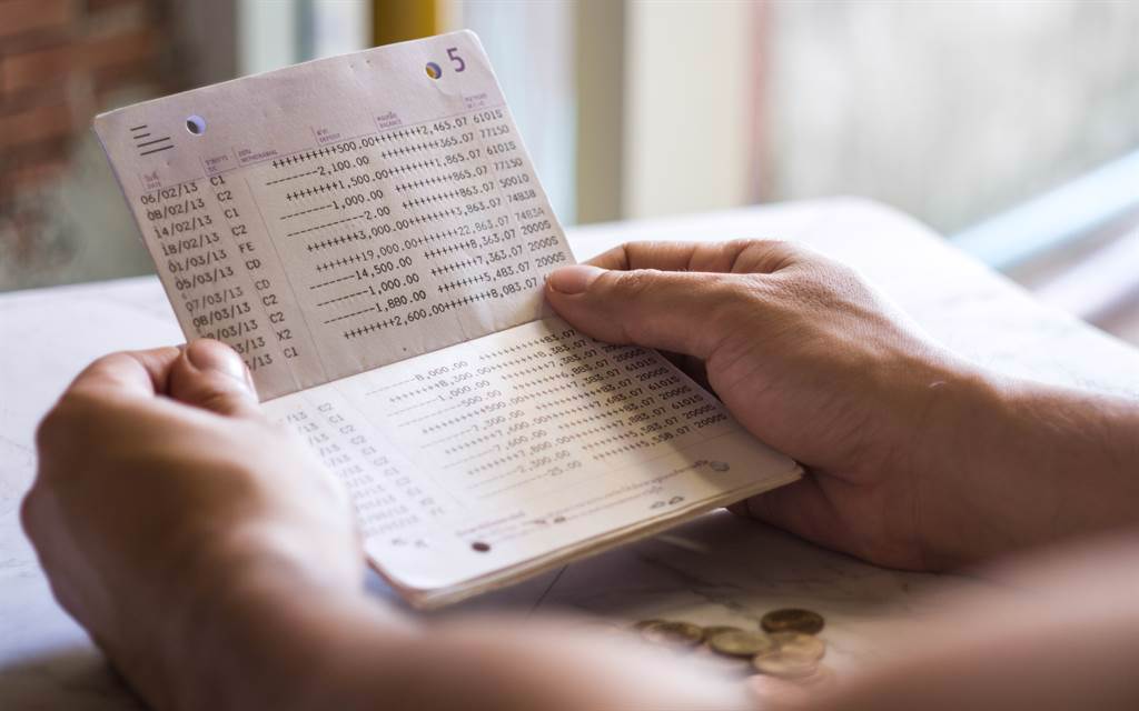 131萬存到忘記！阿公「放銀行定期20年」才想起　「利息金額曝光」驚呆全網：搞錯了吧