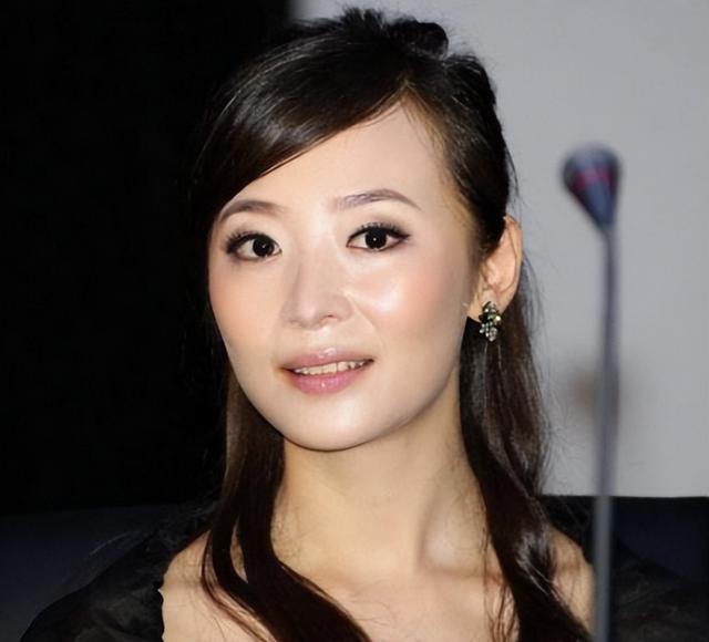 國民老公嫖女人！演員妻愛到卡慘死「任勞怨養夫9年」　如今苦盡甘來「絕美氣場認不出」