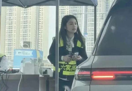 公路收費站「女員工太正」差點害塞車　司機「路過當場看呆」她外貌曝光了
