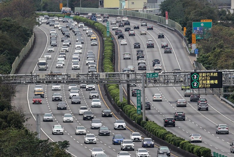 公路收費站「女員工太正」差點害塞車　司機「路過當場看呆」她外貌曝光了