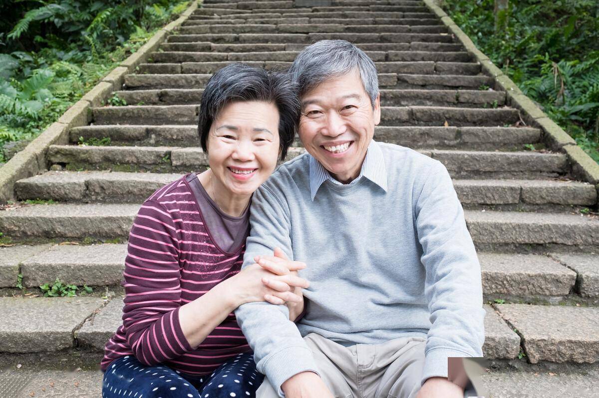 ​老伴走後！意外摔傷「在3個子女家輪流養老」才發現　晚年養老最大底氣是「退休金和存款」